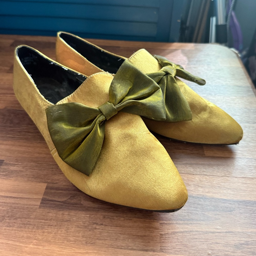 Chinese Laundry Green bow shoes
